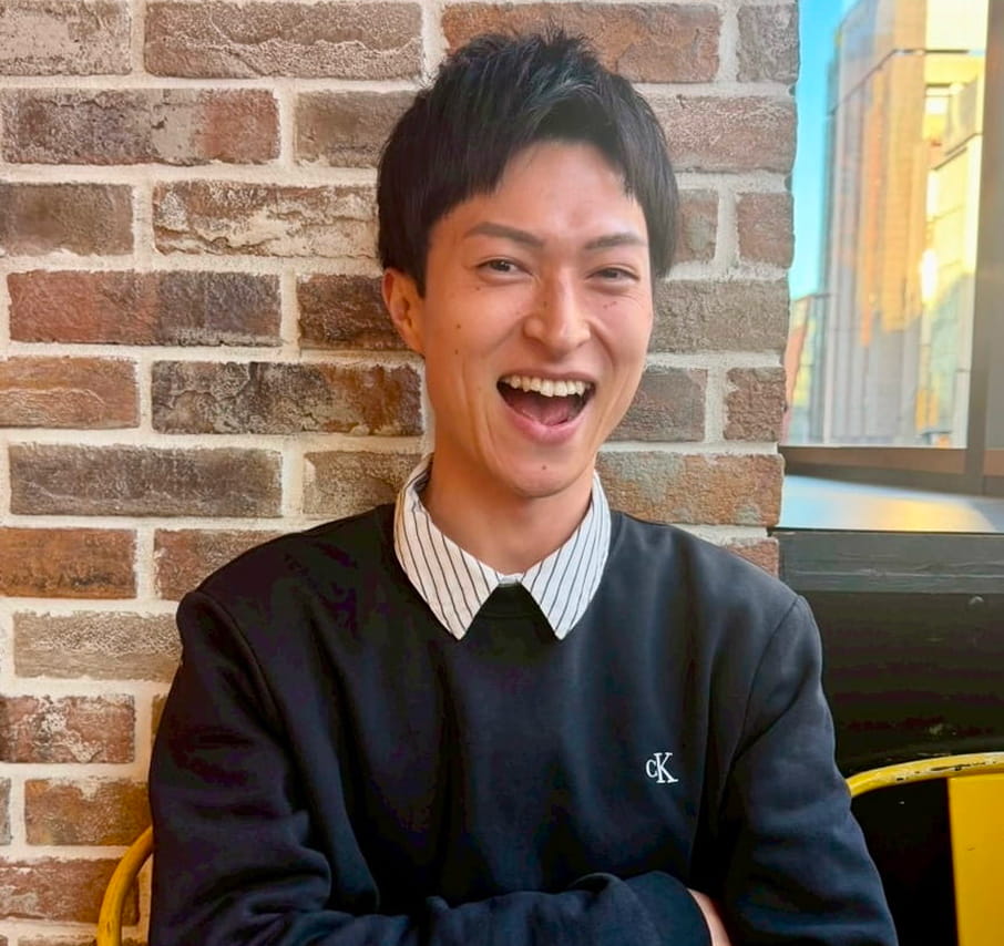 腕を組んで笑顔を見せる男性のプロフィール写真